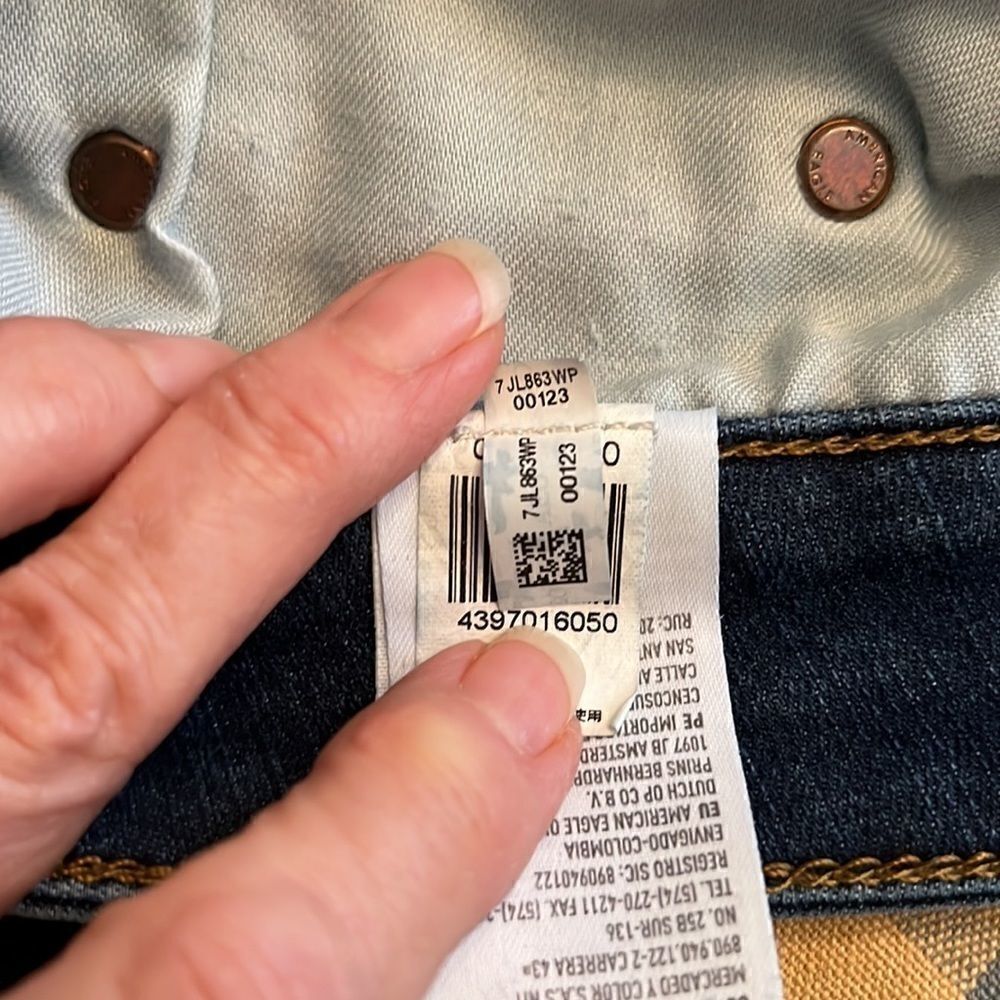 American Eagle size 28x28 Distressed jeans with stretch EUC - Picture 14 of 15